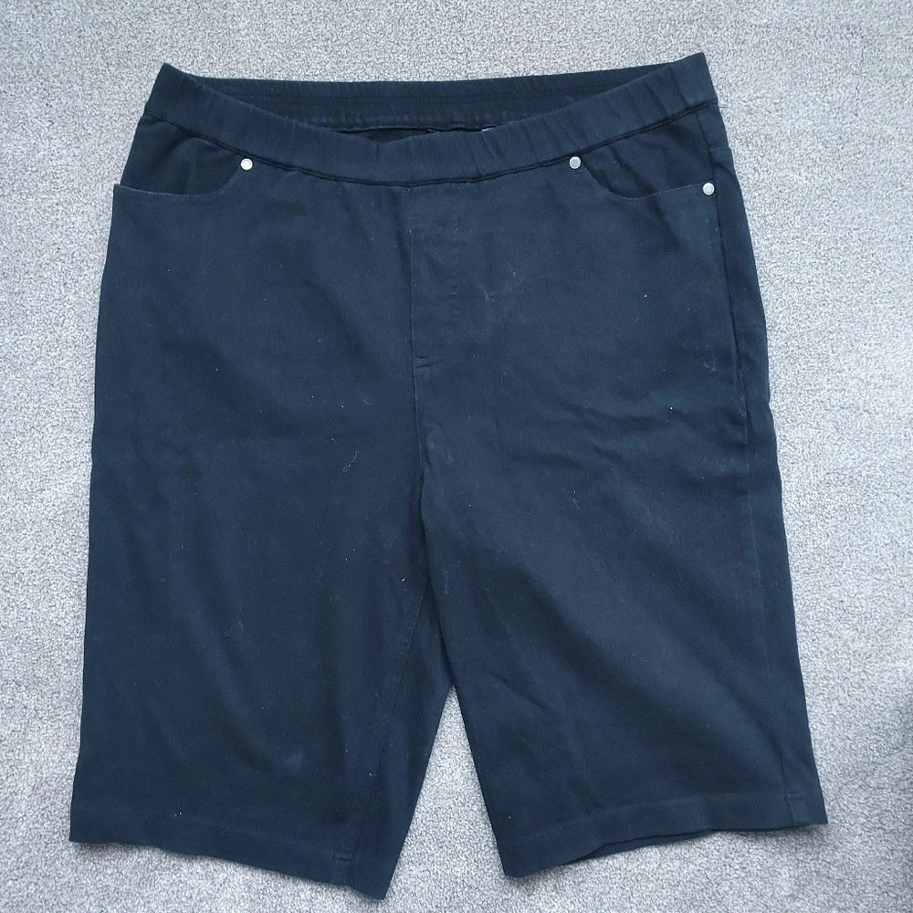 Women's Isaac Mizrahi Live black shorts. 18WT
